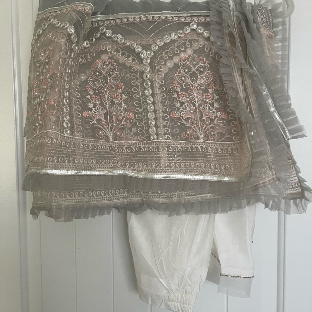 Pakistani Suit size Medium - Picture 4 of 4